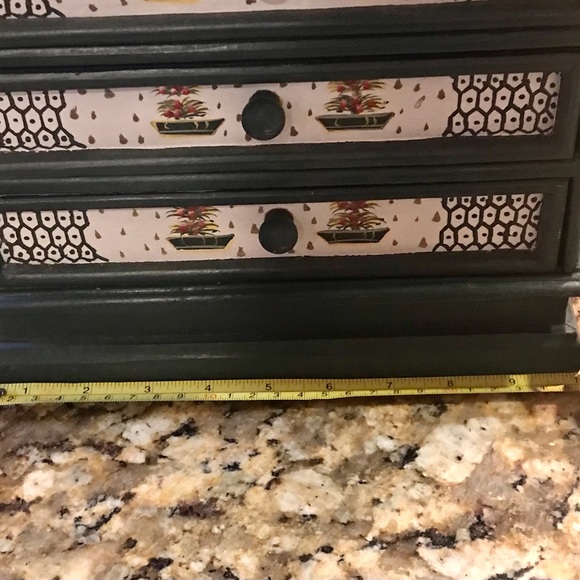 VINTAGE SMALL DECORATIVE HUTCH - Picture 8 of 13